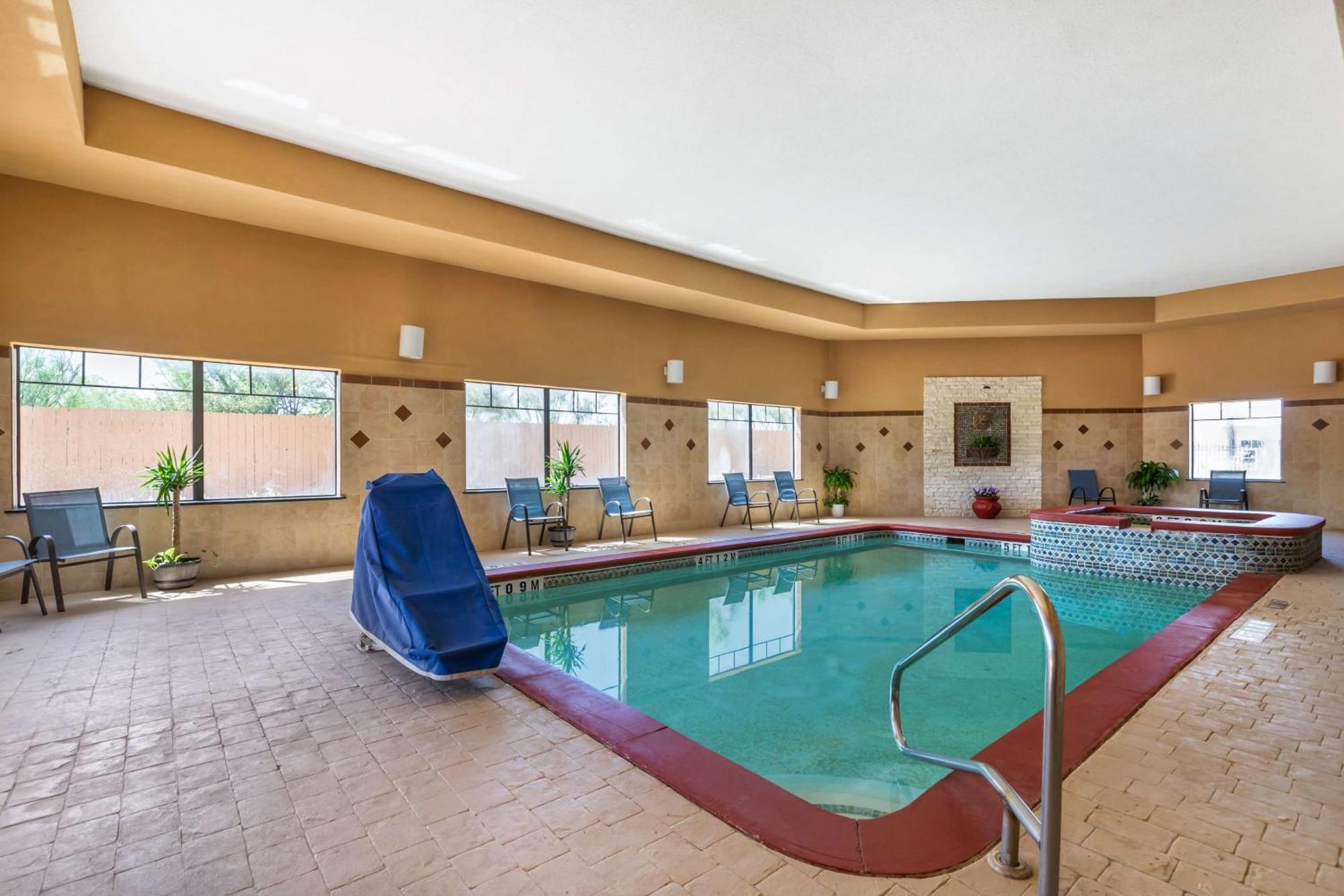 Best Western Plus Lytle Inn And Suites Exteriér fotografie